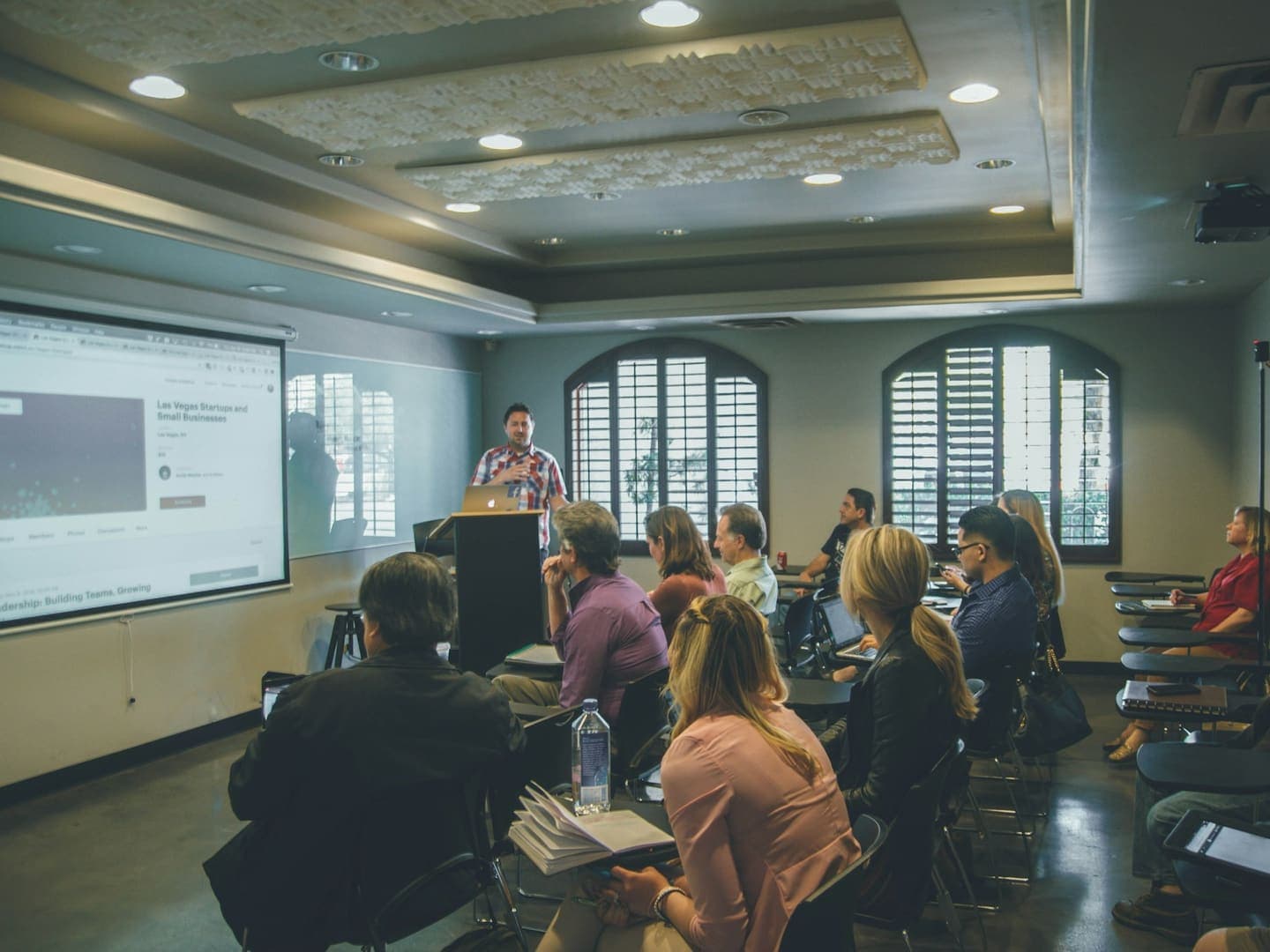 Une salle de cours pendant une présentation projetée à l'écran